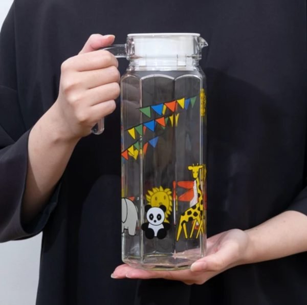 Miffy 玻璃水瓶 – 動物園,拿在手裡的樣子